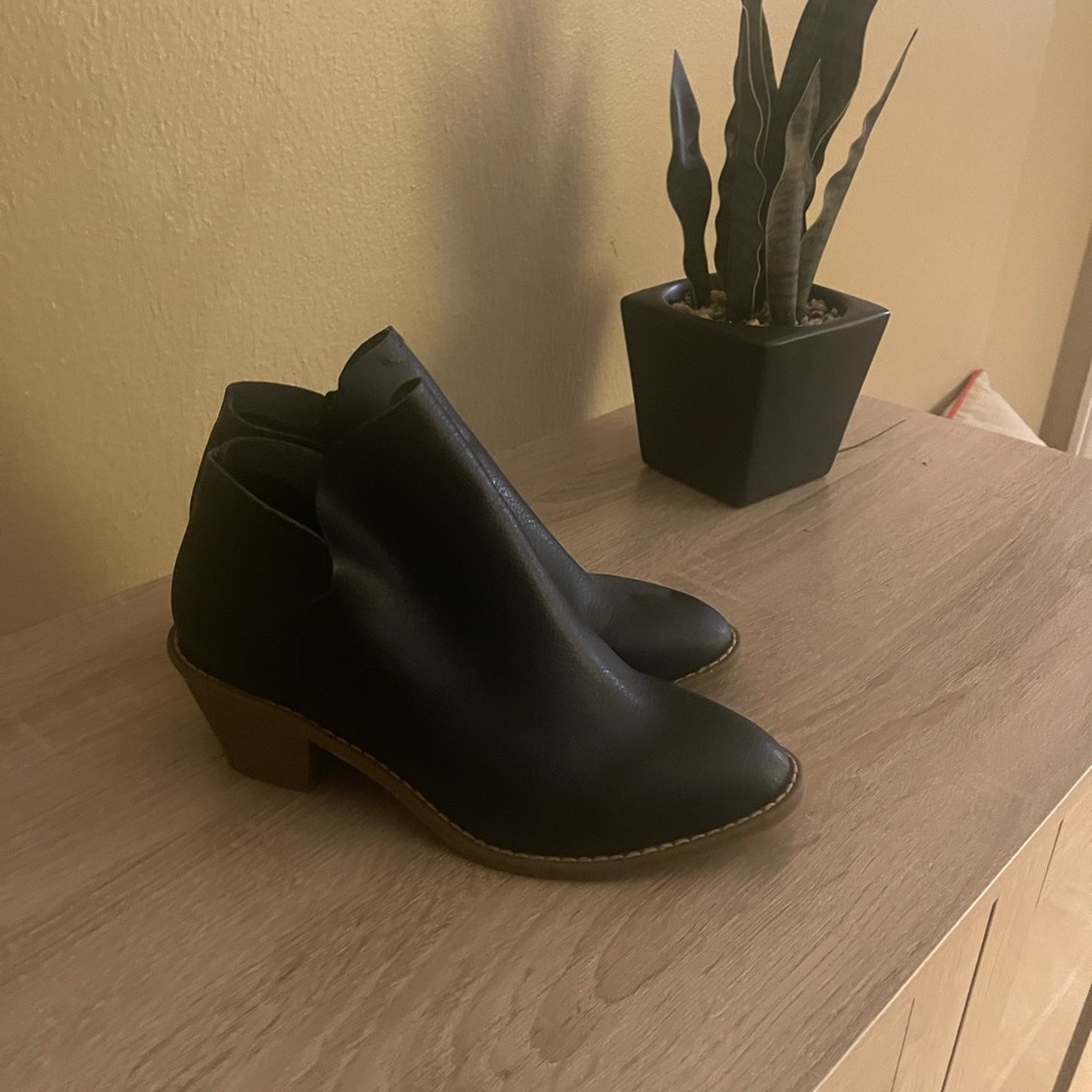 Universal thread black wedge boot